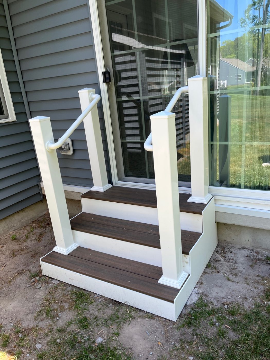 Entry steps with vinyl posts and handrails